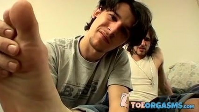 Feet loving stud jerks off his mate while raw fucking his as
