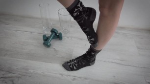 Сексуальная девушка разминает ступни в горячих носках перед дрочкой ногами, фут фетиш